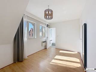 Gezellig dakappartement met groot zonneterras in kleinschalig gebouw In een verzorgd  gebouw met 5 appartementen bevindt zich dit aangenaam...