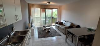 Rustig gelegen gemeubeld 1 slaapkamer appartement. Living met open keuken en zonneterras. 1 slaapkamer , badkamer met douche lavabo en toilet. Op...