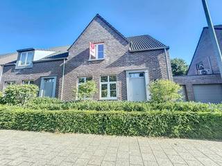 Deze huurwoning in Baarle-Hertog kent de volgende indeling: Gelijkvloers:- inkomhal met gastentoilet - traphal- leefruimte met open keuken-...