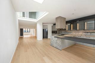 Algemeen<br />Deze woning werd in 2024/2025 volledig gerenoveerd volgens de hedendaagse normen. Met een bewoonbare oppervlakte van ca. 256 m² en een grondoppervlakte van ca. 240m² is dit een zeer ruime en veelzijdige woning met tal van troeven.<br />Ligging<br />Zin in een wandeling? Op korte afstand vindt u de hippe cafés, restaurants, het Te Boelaerpark en Boekenbergpark. Ook bussen en trams stoppen op wandelafstand, waardoor de bereikbaarheid uitstekend is.<br /><br />Indeling<br />U betreedt de woning via de inkomhal die toegang geeft via twee deuren tot de riante leefruimte. Dankzij de twee deuren is het mogelijk nog een praktijkruimte of fietsenstalling te creëren in de voorkamer. Verder doorlopend komt u in de eetkamer met open, hyper- geïnstalleerde keuken. Dankzij de vide is er zeer veel lichtinval en heeft deze woning veel karakter. Via de schuifdeur heeft u toegang tot de ruime O-tuin van 140m². Op het glv is er nog een apart toilet een technische ruimte. De eerste verdieping bestaat uit 2 ruime slaapkamers, een wasruimte, een badkamer met ligbad en douche, alsook een grote kamer die dienstdoet als dressing of bureau.<br />Op de tweede verdieping bevinden zich twee zeer ruime slaapkamers, een kinderkamer en een douchekamer.<br />De kelder is 70m², kan u ruimschoots in rechtstaan, is geïsoleerd en droog (ideale mancave?).<br /><br />De woning beschikt verder over zonnepanelen en heeft een uitzonderlijk EPC A label!