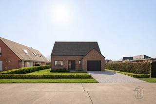 Ruim perceel bouwgrond van 756m² te koop in het charmante Outrijve, voor open bebouwing.<br /><br />Gelegen in een rustige en landelijke omgeving biedt dit perceel tal van mogelijkheden voor het realiseren van uw droomwoning op maat, met voldoende ruimte voor een mooie tuin en groene omgeving.<br /><br />Een extra troef is de nabijheid van de beschermde erfgoedsite, de Tombeelmolen, die zorgt voor een authentiek en karaktervol kader in de buurt.<br /><br />De afgebeelde woning is een AI-gegenereerde visualisatie en niet bindend.<br />Meer info of plan je bezoek: wim@immobeguin.be<br />Te koop via Immo Beguin, uw vastgoedexpert sinds 2009, met kantoren in Ronse, Waregem, Kortrijk, Deinze, Doornik en Lessen.