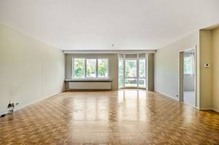 Zeer ruim en lichtrijk appartement (127m²) met drie slaapkamers, één badkamer, terras en tuin! Gunstige energiescore (label A) en...