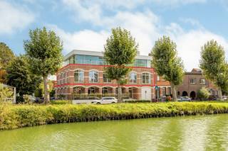 <p><span><strong>KANTOORLOFT MET UNIEK ZICHT OP DE SCHOTENSE VAART – SCHOTENHOF<br /></strong>Woont u in Schoten, Schilde of ’s-Gravenwezel en hebt u genoeg van het pendelen naar uw kantoor in de stad? Bent u op zoek naar een nieuwe, instapklare én exclusieve werkomgeving?</span></p>
<p><span><strong><br />LOCATIE &amp; OMGEVING</strong></span><br /><span><strong>Immo Point VANDAELE</strong> stelt deze instapklare kantoorloft op een absolute toplocatie in Schotenhof voor.</span><br /><span><strong>* Toplocatie:</strong> Aan de rand van Schotenhof, vlak bij belangrijke invalswegen én het centrum van Schoten.</span><br /><span><strong>* Uniek zicht:</strong> Vanuit de volledige loft geniet u van een uniek panoramisch zicht op het water.</span></p>
<p><span><strong><br />INDELING VAN DE KANTOORLOFT<br /></strong><strong>* Statige inkomhal:</strong> De inkomhal van het gebouw zet onmiddellijk de juiste professionele toon.</span><br /><span><strong>* Rechtstreekse lift:</strong> De lift komt rechtstreeks uit in de loft zelf. Goed om te weten: de inkomhal en lift worden enkel en alleen gedeeld met de bovenliggende loft.</span><br /><span><strong>* Representatieve receptie:</strong> Bij het betreden van de loft wordt u verwelkomd in een stijlvol en presentabel onthaal.</span><br /><span><strong>* Landschapskantoor:</strong> Het onthaal geeft toegang tot een doordacht ingedeeld en lichtrijk landschapskantoor.</span><br /><span><strong>* Directiekantoren:</strong> Voor het management zijn er twee fraaie, afzonderlijke kantoren voorzien.</span><br /><span><strong>* Ontvangstruimte en vergaderzaal:</strong> Klanten en partners worden in alle comfort ontvangen in de mooie ontvangstruimte en de aparte vergaderzaal.</span><br /><span><strong>* Sanitair:</strong> Uiteraard beschikt de loft over een discreet opgesteld sanitair gedeelte.</span><br /><span><strong>* Keuken met terras:</strong> De ingerichte keuken met toegang tot het ruime terras maakt het plaatje compleet.</span></p>
<p><span><strong><br />KORTOM</strong></span></p>
<p><span>* Gelegen op een absolute toplocatie.</span></p>
<p><span>* Volledig instapklare kantoorloft.</span></p>
<p><span>* Uniek en rustgevend zicht op het water vanuit de volledige loft.</span><br /><br /><span><strong><br />BEWOONBARE OPPERVLAKTE<br /></strong>De vermelde “bewoonbare oppervlakte” is gebaseerd op de “bruikbare vloeroppervlakte” zoals vermeld in het EPC.<strong><br /></strong></span></p>