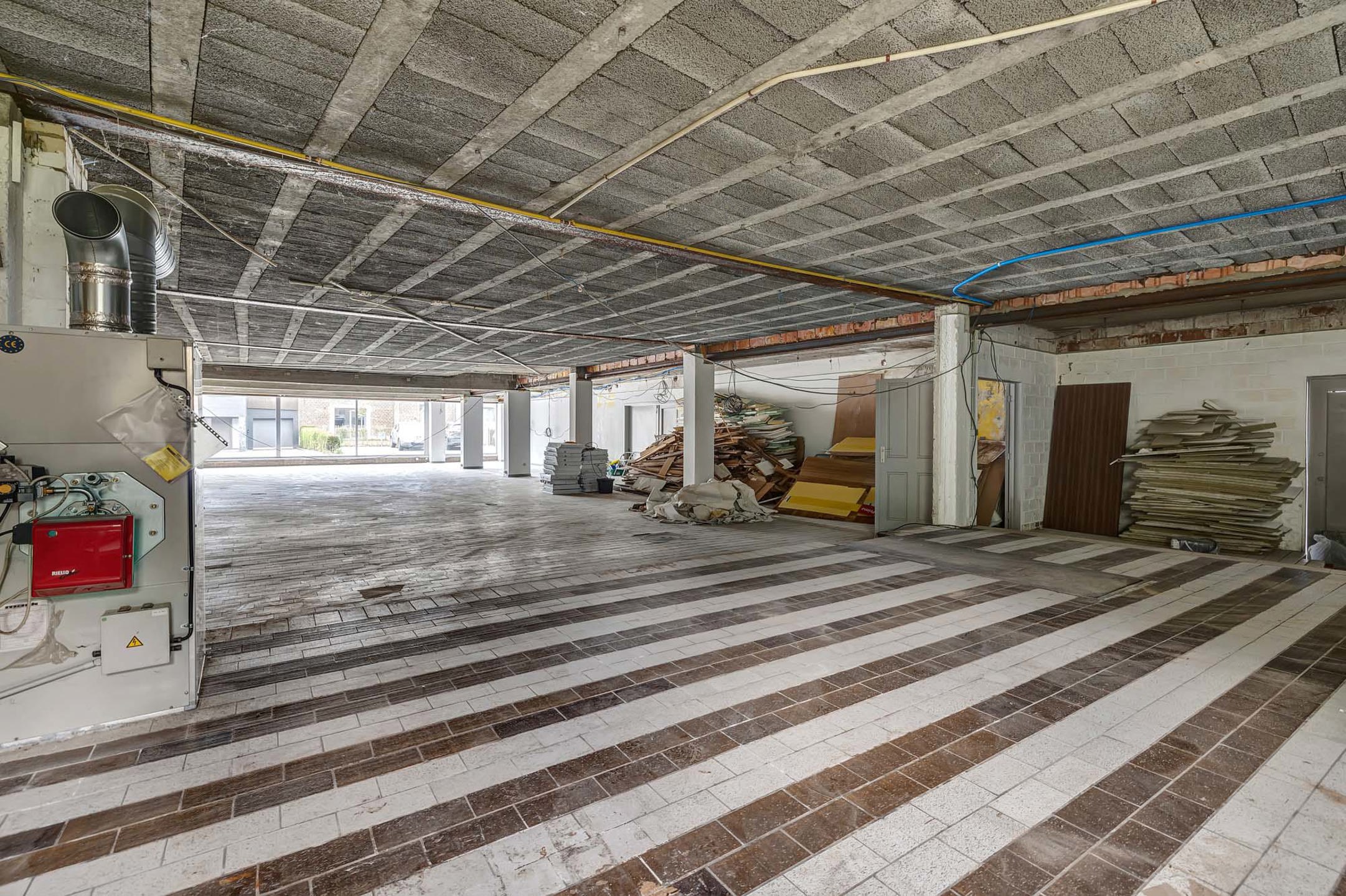 Handelspand (315m²) met 4 staanplaatsen te Roosdaal - foto 3