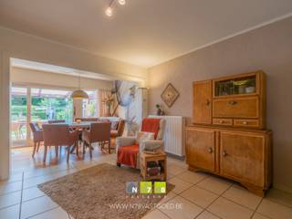 <strong>*IN OPTIE* GELIJKVLOERSE WONING MET 3 SLAAPKAMERS OP EEN PERCEEL VAN 8A22CA TE MOLENBEERSEL.</strong><br /><br /><strong>TROEVEN<br /></strong>- Rustig gelegen in Molenbeersel, met vlotte verbinding naar Kinrooi en omliggende voorzieningen.<br />- Nabij Nederlands grens.<br />- Energiezuinige woning met EPC-label B (155 kWh/m²jaar) en zonnepanelen. <br />- Volledig gelijkvloers wooncomfort met een praktische indeling en 3 slaapkamers. <br />- Gelegen op een mooi perceel van 8a22ca met verzorgde tuin, tuinkamer en aangename buitenbeleving.<br /><br /><strong>KELDERVERDIEPING</strong><br />- Kelderruimte (20m²): tegelvloer.<br /><br /><strong>GELIJKVLOERS</strong><br />- Inkomhal (10,80m²): tegelvloer.<br />- Woonkamer (46,10 m²): veel lichtinval, gashaard, tegelvloer.<br />- Keuken (8,84m²): ingericht met onder- en bovenkasten, lades, afwasmachine, combi-oven, koelkast, keramische kookplaat, dampkap, tegelvloer.<br />- Sas (2,40m²): tegelvloer.<br />- Toilet (1,26m²): zittoilet en lavabo, tegelvloer.<br />- Berging (5,85m²): aansluiting wasmachine en droogkast, lavabo, tegelvloer.<br />- Nachthal (6m²): tegelvloer.<br />- Badkamer (6,20m²): ingericht met dubbele lavabo, kolomkast, ligbad, douche, tegelvoer.<br />- Slaapkamer 1 (14,80m²): laminaatvloer.<br />- Slaapkamer 2 (11,34m²): laminaatvloer.<br />- Slaapkamer 3 (9,62m²): laminaatvloer.<br />- Tuinkamer (33,69m²): houten vloer.<br /><br /><strong>VERDIEPING +01</strong><br />- Zolderruimte bereikbaar via zolderluik met vliso trap.<br /><br /><strong>EXTERIEUR</strong><br />- Carport.<br />- Garage.<br />- Beklinkerde oprit.<br />- Charmante tuin met siervijver.<br />- Prieeltje.<br />- Zonneluifel.<br /><br />Bekijkt u deze advertentie via een aanverwante vastgoedsite, surf dan zeker naar onze website www.N78vastgoed.be voor een uitgebreide beschrijving en foto's. Meer info: +32 (0)89 86 18 88 of info@N78vastgoed.be.