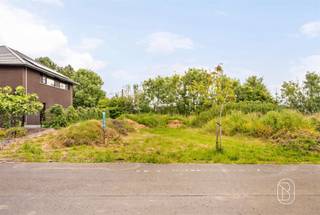 <p>Droomt u ervan een woning te bouwen die volledig aan uw wensen voldoet in een rustige en residentiële omgeving?</p><p>Ontdek deze prachtige bouwgrond van 609 m², ideaal gelegen in Dottenijs.</p><p>Dankzij de mooie oppervlakte en de uitstekende oriëntatie biedt dit perceel de mogelijkheid om uw bouwproject in open bebouwing te realiseren en te genieten van een aangename woonomgeving.</p><p><b>Troeven:</b></p><ul><li>Oppervlakte van 609 m²</li><li>Vrije bouw van het type open bebouwing</li><li>Gelegen in een rustige en gegeerde woonwijk</li><li>Gezinsvriendelijke en aangename omgeving</li><li>Dicht bij voorzieningen, scholen, winkels en belangrijke invalswegen</li></ul><p>De ideale bouwgrond om uw woonproject werkelijkheid te maken.</p>