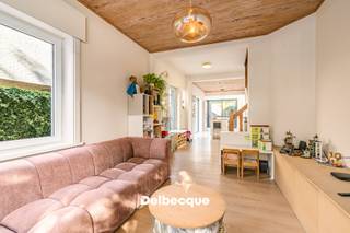 Ontdek deze halfopen woning gelegen in een van de meest gegeerde wijken van Sint-Andries/Brugge, op wandelafstand van het station, handelszaken, scholen en openbaar vervoer. Bovendien zijn de Brugse binnenstad en belangrijke invalswegen ook vlakbij. <br /><br />De woning werd in 2019 gerenoveerd waardoor ze op heden nog steeds in een volledig instapklare toestand staat.<br /><br />De woonst beschikt over een uiterst rationele indeling: op de gelijkvloerse verdieping vinden we een uiterst lichtrijke en gezellige leefruimte met zithoek, open keuken met kookeiland en eetgedeelte terug. Vanuit de keuken hebben we zicht op de beheersbare maar gezellige tuin met buitenberging. In de tuin is het heerlijk vertoeven in alle rust en privacy.<br /><br />Op de eerste verdieping vinden we 2 slaapkamers terug en een te renoveren/in te richten badkamer. <br />Op de 2e verdieping vinden we de 3e slaapkamer/masterbedroom en tevens gerenoveerde hoofdbadkamer terug.<br /><br />Verder is er nog een praktische kelder met wasplaats aanwezig en ruime tuinberging.<br />Kortom, kom dit uniek aanbod snel ontdekken en plan een bezoek in via onze website www.delbecque.immo of bel 050/45 03 45