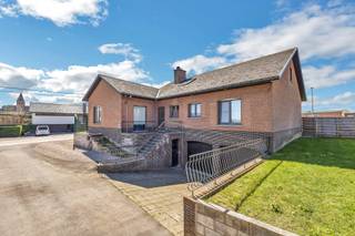 <p>Bent u op zoek naar een uitzonderlijk ruime woning met tal van mogelijkheden? </p><p>Deze prachtige woning biedt maar liefst 247 m² bewoonbare oppervlakte en combineert ruimte, comfort (o.a. 3dubbele beglazing) en functionaliteit.</p><p></p><p>Bij het betreden van de woning komt u terecht in een ruime inkomhal die toegang geeft tot de lichtrijke en gezellige woonkamer. Aansluitend bevindt zich de vernieuwde keuken, die voldoende ruimte biedt voor het creëren van een aangename kook- en eetomgeving.</p><p></p><p>De woning beschikt over 4 volwaardige slaapkamers waarvan 1 met ruime dressing en 2 badkamers, ideaal voor grote gezinnen of wie op zoek is naar extra ruimte voor een bureau, hobbykamer of logeerkamer.</p><p>Een absolute troef is de volledige onderkeldering van de woning, die tal van mogelijkheden biedt: extra opslagruimte, werkplaats of hobbyruimte.</p><p></p><p>De woning is gelegen in een rustige en landelijke omgeving met een vlotte bereikbaarheid. </p><p>U geniet hier van het beste van twee werelden: de charme van het platteland met groene vergezichten en wandel- en fietsmogelijkheden, gecombineerd met een goede verbinding naar omliggende steden zoals Waregem, Deinze en Tielt. </p><p></p><p>Kortom, een woning met bijzonder veel potentieel en ruimte, klaar om naar eigen smaak verder ingericht te worden.</p>