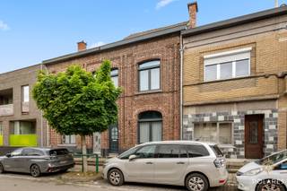 *Schrijf je in op de bezoekdag via www.polares.eu*<br /><br />Op zoek naar een betaalbare woning op een centrale ligging, mét ruimte en comfort? Dan is deze instapklare rijwoning op de Mechelsesteenweg 445 in het centrum van Herent absoluut een bezoek waard. Dankzij de uitstekende ligging woon je hier op wandel- en fietsafstand van winkels, scholen, openbaar vervoer en alle dagelijkse voorzieningen, met een vlotte verbinding naar Leuven en belangrijke invalswegen.<br /><br />De woning is volledig instapklaar en biedt verrassend veel ruimte met maar liefst vier volwaardige slaapkamers, ideaal voor gezinnen, thuiswerkers of wie gewoon graag wat extra plaats heeft. Binnen geniet je van een aangename woonbeleving met een praktische indeling en een gunstig EPC-label C, wat zorgt voor een energiezuiniger wooncomfort zonder onmiddellijke renovatieverplichtingen.<br /><br />Extra troef is de grote, praktische kelder die perfect dienst kan doen als extra opslagruimte, hobbyruimte of voorraadkelder. Buiten wacht een leuke, onderhoudsvriendelijke stadstuin waar je in alle rust kan genieten.<br /><br />Kortom: een ideale woning voor wie betaalbaar wil wonen op een toplocatie in Herent, zonder in te boeten aan ruimte of comfort.<br /><br />Interesse? Schrijf je vandaag zelf nog in voor de bezoekdag op zaterdag 13 juni via onze website www.polares.eu. Voor meer informatie of vragen, contacteer Marijke via marijke@polares.eu.