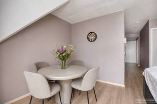 <p>Dit <strong>duplex appartement</strong> is<strong> prachtig en smaakvol ingericht</strong>, met zowel in de woonkamer als in de slaapkamers <strong>ingemaakte kasten, geschilderd in aangename kleuren,..</strong><br /> </p>
<p>Het appartement is gelegen in het <strong>centrum van Ingooigem (deelgemeente van Anzegem), op wandelafstand van beenhouwer, bakker, school,... en met vlotte verbinding naar E17 in Deerlijk. </strong></p>
<p>De duplex bestaat uit de volgende ruimtes :<strong> apart toilet, lichtrijke woon-en eetkamer met toegang tot het terras, mooie ingerichte keuken met alle gewenste comfort</strong>. Naast de keuken is een <strong>aparte wasplaats </strong>met <strong>waterverzachter </strong>en <strong>bergruimte</strong>. Er is een <strong>ruime slaapkamer met dressing met ingemaakte kasten, een bureaugedeelte en een eigen badkamer met douche. </strong>Via de trap kan je naar de<strong> tweede ruime slaapkamer</strong> die bestaat uit een gedeelte om het bed te plaatsen, een gedeelte voor het bureel, <strong>ingemaakte kasten </strong>en een <strong>eigen sanitair gedeelte met ligbad en lavabomeubel.</strong> Er is ook nog <strong>bergruimte </strong>voorzien.</p>
<p>Bergruimte voor fietsen en de auto is er in de <strong>ruime afgesloten garagebox</strong> achteraan het gebouw.</p>
<p><br /><strong>Prijs garagebox 17.500 €</strong></p>
<br />Voor meer info, contacteer Martijn:
<h3>martijn@maesconceptimmo.be</h3>
<ul>
<li>
<h3>0470/62.95.68</h3>
</li>
</ul>
