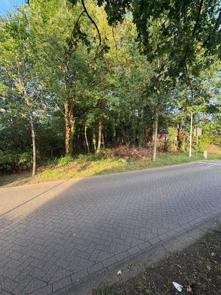 <p>Bouwgrond in Schotenhof van 1.213,94 m²</p><p>Gelegen in het groene Schotenhof ligt een van de laatste bouwgronden van 1.213 m². Een opportuniteit voor wie op zoek is om zijn droomwoning te realiseren in een groene locatie op een perceel van 20m breed en 60m diep.</p><p>De groene en rustige omgeving zijn kenmerkend voor deze buurt en dat terwijl u tegelijkertijd beschikt over een uitstekende bereikbaarheid. Scholen, winkels, openbaar vervoer en diverse sport- en ontspanningsmogelijkheden in de directe omgeving.</p><p>Deze bouwgrond beschikt over een ruim oppervlak om uw nieuwbouw woning te realiseren. De ligging in één van de meest gegeerde villawijken van Schoten.</p><p>Het perceel is gelegen in het BPA Schotenhof. De stedenbouwkundige voorschriften van het BPA<br />zijn van toepassing.</p><p>- Bestemming: eengezinswoning<br />- Half open bebouwing</p><p>Inplanting:<br />- Voorgevel: Op de voorgevelbouwlijn zoals aangeduid op het plan<br />- Achtergevel: Op min. 9m achter de voorgevelbouwlijn en binnen de bouwzone<br />- Zijgevels: Eén zijgevel op de perceelsgrens en één zijgevel op min. 3 van de<br />perceelsgrens.</p><p>Bebouwbare oppervlakte bedraagt max. 250m² met inbegrip van de bijgebouwen.</p><p>Wenst u meer informatie over de bouwvoorschriften neem dan contact op met</p><p>*GEEN IMO*</p>