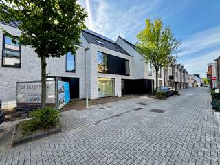 Ontdek deze energiezuinige nieuwbouwwoning in een kleinschalig project van slechts 5 woningen, rustig gelegen in de Achterstraat, vlakbij winkels, scholen en openbaar vervoer.<br /><br />De woning beschikt over een lichtrijke leefruimte met open keuken, praktische bijkeuken, ruime berging en gastentoilet. Op de eerste verdieping bevinden zich 3 volwaardige slaapkamers en een stijlvolle badkamer met ligbad, inloopdouche en dubbele lavabo. De ruime zolder, voorzien van alle nodige aansluitingen, biedt tal van mogelijkheden als extra slaapkamer, hobbyruimte of bureau.<br /><br />Dankzij zonnepanelen, een lucht/water warmtepomp, ventilatiesysteem D, hoogrendementsbeglazing en een volledig isolatiepakket geniet u van een uiterst energiezuinige woning. Aankoop aan 6% BTW is mogelijk onder de wettelijke voorwaarden.<br /><br />Troeven:<br />- Kleinschalig nieuwbouwproject van 5 woningen<br />- Rustige ligging in centrum Ertvelde<br />- 3 slaapkamers + ruime zolderverdieping met vaste trap (4de slaapkamer)<br />- Zonnepanelen, warmtepomp en ventilatiesysteem D<br />- Ruime leefruimte met open keuken<br />- Praktische bijkeuken en extra berging<br />- Mogelijkheid aankoop aan 6% BTW<br /><br />De prijs is exclusief 12% RR en 6% BTW!<br /><br />De ideale instapklare woning voor gezinnen of voor wie graag centraal in Ertvelde woont, met alle ruimte, comfort en rust binnen handbereik.<br />Meer info of een bezoek? Stuur gerust een e-mail naar hallo@wijsvastgoed.be, dan bellen wij u op voor een WIJS bezoek !