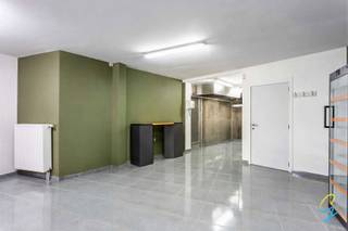 TE KOOP IN BERLARE<br /><br />Bent u op zoek naar een instapklare eigendom met tal van mogelijkheden op een commerciële ligging in Berlare? Dan is deze veelzijdige woning zeker een bezoek waard. Op het gelijkvloers bevindt zich een ruime handelsruimte die zich leent voor diverse professionele activiteiten. Deze verdieping beschikt over toiletten, een keuken en een multifunctionele ruimte die naar wens kan worden ingericht. Verder vindt u er een gezellige koer en twee garages, waarvan één perfect kan dienen als parkeerplaats en de andere als opslagruimte, atelier of extra werkruimte.<br /><br />Op de eerste verdieping bevindt zich het aangename woongedeelte. Hier geniet u van een ruime keuken met plaats voor een eettafel, een lichtrijke leefruimte, twee comfortabele slaapkamers en een vernieuwde badkamer uitgerust met een inloopdouche en een dubbele lavabo. Dankzij de praktische indeling, de combinatie van wonen en werken en de uitstekende commerciële ligging biedt deze eigendom heel wat mogelijkheden, zowel voor zelfstandigen als voor gezinnen die op zoek zijn naar extra ruimte.<br /><br />Graag een bezoek? Contacteer Margot via margot@cornelis-goeman.be of bel naar 0470 06 40 60.