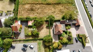 Deze bouwgrond ligt tussen de Anzegemseweg en de Industrielaan. Je komt tot aan het perceel via een automatische poort met oprit tot aan het...