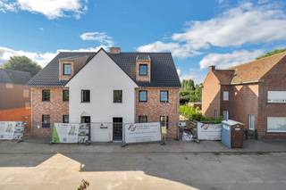 Ontdek deze prachtige halfopen nieuwbouwwoning, waar modern comfort en landelijke charme samenkomen.Deze woning biedt alles wat je nodig hebt voor...
