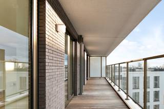 Dit ruime appartement is maar liefst 113 m² en heeft een terras van 23,5 m².Het appartement geeft al van bij de binnenkomst een luxueus gevoel. In de leefruimte met directe toegang tot het terras, dat zo goed als de hele dag baadt in de zon, is het op elk moment van de dag aangenaam vertoeven.Indeling: Inkomhal met gastentoilet, leefruimte met open keuken, berging, terras met berging, masterslaapkamer met eigen badkamer, 2 slaapkamers, douchekamer. De ondergrondse autostaanplaats dient bij gehuurd te worden aan 75,00 euro/maand.De gemeenschappelijke kosten onder de vorm van een provisie bedragen 75,00 euro/maand en dienen voor het onderhoud van de gemene delen.Beschikbaar vanaf 01/06/2026.