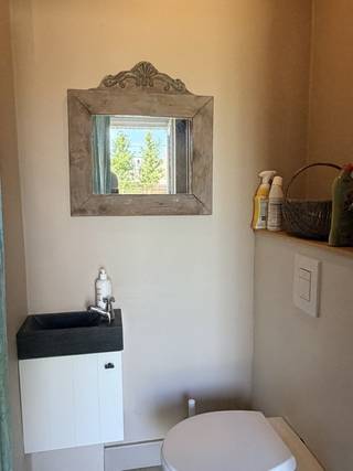 <p>Deze grotendeels gerenoveerde, instapklare bungalowwoning met een bewoonbare oppervlakte van ca. 290 m² (incl. zolderverdiep) bevindt zich nabij het centrum van Bekkevoort, maar is toch zeer rustig gelegen.<br /><br />De gelijkvloerse verdieping bestaat uit een inkomhal met wc en vestiaire, een ruime living in L-vorm met massief eiken parketvloer, extra eet-/zitplaats met een op maat gemaakte buffetkast/bureauruimte, een ingerichte keuken, 4 slaapkamers met inbouwkasten, 2 volledig vernieuwde badkamers (1 badkamer met bad, lavabomeubel en wc, en 1 badkamer met douche en lavabomeubel). Verder is er nog een handige berg- en wasplaats, cv-ruimte en ruime garage. Alles rolstoeltoegankelijk.<br />De houtkachel in de leefruimte is tevens geconnecteerd op het warmwatercircuit van de radiatoren teneinde een optimaal rendement te behalen.<br /><br />Bijkomend is er een zolder die over de ganse woning loopt en al grotendeels werd voorbereid voor het creëren van extra kamers of extra leefruimte met voorziening voor keuken. De badkamer werd al ingericht. Dit maakt dat deze woning zich perfect leent voor zorgwonen (mits vergunning/melding), co-housing of voor inwonende kinderen/familieleden.<br /><br />De woning heeft een goede bereikbaarheid, nabij het centrum van Bekkevoort, E314, winkels, scholen, openbaar vervoer, … Simulatie EPC met 12 zonnepanelen levert meteen label D.<br />Met deze woning kan je veel kanten uit! Deze heeft de ruimte om een ideale gezinswoning te zijn, maar is ook geschikt als je op zoek bent naar een bungalow met extra woongelegenheid op verdiep voor kinderen, familieleden, verzorgenden, enz... Dak volledig vernieuwd in 2022.</p>