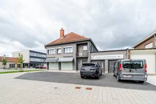<p>Op zoek naar een ruime locatie voor uw eigen zaak, kantoor of opslag, gecombineerd met een interessante huuropbrengst? Deze veelzijdige eigendom in Oudenaarde biedt een handelsgelijkvloers van maar liefst 293 m² én twee afzonderlijke, verhuurde appartementen.</p>
<p> </p>
<p>Het gelijkvloers biedt dankzij zijn oppervlakte en indeling tal van mogelijkheden. Het bestaat uit een grote polyvalente ruimte, keuken, badkamer, kelder en een ruime loods/magazijn. Ideaal voor een zelfstandige, vrij beroep, kantoorfunctie, handelsactiviteit of onderneming met nood aan opslagruimte. Parking voor de deur vormt een extra troef.</p>
<p>Boven het handelsgedeelte bevinden zich twee appartementen, beide met een volledig aparte ingang.</p>
<p> </p>
<p>Appartement Ter Eecken 1 heeft volgens het EPC een bewoonbare oppervlakte van 95 m², EPC-label B en een gasketel uit 2020. Het is verhuurd aan €460/maand.</p>
<p> </p>
<p>Appartement Terkerkenlaan 15 beschikt volgens het EPC over 137 m² bewoonbare oppervlakte, EPC-label C, een gasketel uit 2018 en een ruime zolder. Dit appartement is verhuurd aan €750/maand.</p>
<p> </p>
<p>De twee appartementen zorgen zo samen voor een huuropbrengst van €1.210/maand</p>