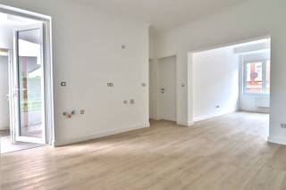 <p><span>Lichtrijk en instapklaar appartement met terras op het 2de verdiep</span></p><p><span>Bent u op zoek naar een modern appartement dat u zonder zorgen kunt betrekken? Dan is dit volledig gerenoveerde appartement zeker een bezoek waard.</span></p><p><span>Het appartement beschikt over een lichtrijke woonkamer, een open keuken, een ruime slaapkamer, een stijlvolle badkamer met inloopdouche en toilet. </span></p><p><span>Door de kwalitatieve renovatie en de gunstige ligging is dit appartement perfect voor eigen bewoning of als zorgeloze investering.</span></p><p><span> </span></p><p><span>Troeven</span></p><p><span>Volledig gerenoveerd</span></p><p><span>Eén ruime slaapkamer</span></p><p><span>Moderne  badkamer</span></p><p><span>Aangenaam terras</span></p><p><span>Energiezuinig en instapklaar</span></p><p><span>Interessant investeringspand</span></p><p><span> </span></p><p><span>Interesse? Bel 056 24 38 12 of mail naar info@century21viaplus.be voor een bezoek.</span></p>