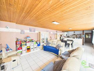 <p><span>In het landelijke Budingen, centraal gelegen tussen Linter en Geetbets, vinden we deze gelijkvloerse woning terug met 2 slaapkamers.</span></p><p><span>De woning is rustig gelegen en op wandelafstand vinden we een kleuter- en basisschool terug. Een supermarkt ligt op slechts 3km.</span></p><p><span>Zowel de centra van Zoutleeuw, Sint-Truiden en Tienen zijn van hieruit vlot bereikbaar. </span></p><p><span>De bushalte voor de deur brengt je gemakkelijk naar de stations van Diest, Tienen en Sint-Truiden.</span></p><p><span> </span></p><p><span>In 2021 werd het dak van de woning vernieuwd en geïsoleerd. Hierna werd er een zonnepaneleninstallatie van 2840 Wp geïnstalleerd in combinatie met een thuisbatterij. </span></p><p><span> </span></p><p><span>Betreden doen we de woning via de grote leefruimte. Deze open ruimte werd ingedeeld met een woonkamer, centrale eetkamer en de keuken. De grote PVC-ramen beschikken hier over hoogrendementsbeglazing en rolluiken. De keuken is voorzien van voldoende werkruimte en zitmogelijkheid. </span></p><p><span>Via de achterhal kan het slaapgedeelte bereikt worden. Hier vinden we twee slaapkamers terug en de badkamer. Deze werd uitgerust met een douche, toilet en lavabomeubel. </span></p><p><span>De grote garage aan de achterkant biedt meer dan voldoende opbergruimte. Hier vinden we de cv-ketel terug en de aansluitingen voor het wasmachine. Het bijhorende terras kan bereikt worden via de naastgelegen St-Annastraat.</span></p><p><span> </span></p><p><span>Pluspunten:</span></p><p><span>- volledig gelijkvloers</span></p><p><span>- ruime garage</span></p><p><span>- vernieuwd dak + zonnepanelen met batterij </span></p><p><span> </span></p><p><span>De vermelde bewoonbare oppervlakte is de netto-oppervlakte van de woning.</span></p><p><span> </span></p><p><span> </span></p>