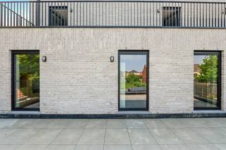 <p><span>NIEUWBOUW STUDENTENKAMERS MET EIGEN BADKAMER</span></p><p><span> </span></p><p><span>Deze kleinschalige &amp; gloednieuwe studentenresidentie genaamd PAS is gelegen in Geel. De locatie is perfect om optimaal te genieten van het studentenleven. Wij bevinden ons op een kleine tien minuten fietsen van de Thomas More Hogeschool en de Universiteit KU LEUVEN Campus Geel. Daarnaast kunnen de studenten zich vlot verplaatsen naar verschillende supermarkten, drank- en eetgelegenheden, het stedelijk zwembad of de lokale fitness. Nog een troef aan de locatie is de goede bereikbaarheid voor de wekelijkse verplaatsing naar het thuisfront. Zo bevinden wij ons enerzijds op een vijftal minuutjes van het station van Geel en anderzijds op een boogscheut van de autosnelweg en verschillende verbindingswegen. </span></p><p><span> </span></p><p><span>Toegekomen aan residentie PAS ontdekken wij een knappe, moderne residentie verspreid over de gelijkvloerse, eerste en tweede verdieping. De residentie bestaat uit 19 kamers. Op de gelijkvloerse verdieping is er een volledig uitgeruste keuken, een zithoek + een gemeenschappelijke buitenruimte. </span></p><p><span>Comfort kot</span></p><p><span>- Huurprijs vanaf 430,00 euro tot 450,00 euro</span></p><p><span>- De algemene onkosten bedragen 50,00 euro/maand incl. verwarming, water, elektriciteit &amp; internet</span></p><p><span>- Kamer met een oppervlakte van circa 15m² - 17m²</span></p><p><span>- Eigen sanitair</span></p><p><span> </span></p><p><span>TROEVEN </span></p><p><span>- Nieuwbouw</span></p><p><span>- Kleinschalige &amp; energiezuinige residentie</span></p><p><span>- Aanwezigheid van een fietsenparking (incl. bovenvermelde huurprijs)</span></p><p><span>- Mogelijkheid tot het huren van een autostaanplaats aan 75,00 euro/maand</span></p><p><span> </span></p><p><span>Studierichting gekozen maar nog geen kot gevonden? Neem dan snel contact op met Pillar te bereiken op het nummer 033 695 695 of via info@pillar.estate. </span></p><p><span> </span></p><p><span>Deze gegevens zijn louter ter informatieve titel. De vermelde oppervlaktes zijn slechts een indicatie. Pillar kan niet verantwoordelijk gesteld worden voor de juistheid van de aan haar verstrekte gegevens. </span></p><p><span> </span></p>