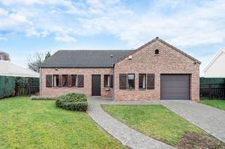 Volledige presentatie met plannen en dynamische video:We Invest Hesbaye stelt u deze bungalow met 4 gevels voor, gelegen in een rustige en groene...