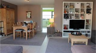 Zeer ruim en instapklaar <strong>duplexappartement met 3 slaapkamers</strong>, <strong>TERRAS </strong>en <strong>AUTOSTANDPLAATS</strong>.<br />Ideaal en centraal gelegen dichtbij diverse winkels en openbaar vervoer.<br />+ Energielabel B!<br />+ Goede mobiscore 7,9 op 10!<br /><br />Omvat een inkom, ruime en lichtrijke living, volledig ingerichte keuken, 3 bergingen, 3 ruime slaapkamers, badkamer met ligbad en dubbele wastafel en een autostandplaats.<br />Geen syndickosten !<br />#leukwonen #zedelgem<br /><br />Onmiddellijk vrij!