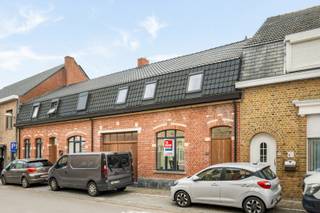 GERENOVEERDE WONING MET 3 SLPKS EN TUINDeze woning werd volledig gestript en heropgebouwd tot een asbestveilige, energiezuinige woning met een Epc...