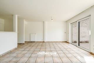 Subliem aanbod! Deze verzorgde halfopen woning is gelegen in een gegeerde woonwijk te Assebroek. De locatie is uiterst strategisch, op een steenworp van winkels, scholen, ontspanningsmogelijkheden, openbaar vervoer en Brugge centrum. <br /><br />Graag nemen we u mee doorheen deze rationele en goed onderhouden woning. <br />Deze tijdloze woning werd gebouwd in '2000 en beschikt op het gelijkvloers over een een inkomhal met apart toilet, een uiterst lichtrijke leefruimte, opgesplitst in een livinggedeelte en halfopen keukengedeelte met annex een praktische wasberging. Vanuit deze leefruimte heb je zicht op de achterliggende en goed georiënteerde brede tuin.<br /><br />Op de eerste verdieping zijn er 3 slaapkamers en badkamer aanwezig. Waarvan 2 ruime slaapkamers en 1 kinderkamer/logeerkamer. Er is een vaste trap die toegang geeft tot de zolder die perfect kan worden gebruikt als een 4de slaapkamer of bureelruimte. Op deze manier wordt iedere cm van de woning uiterst functioneel benut.<br /><br />De tuin is zeer aangenaam, een leuke brede tuin met open groen zicht op de achterliggende tuinen. <br /><br />Voorts beschikt de woonst over een handige oprit en een overdekte berging voor het plaatsen van fietsen. <br /><br />Het EPC is gunstig met een E-peil 209 en label C! <br />De woning werd na de opbouw steeds goed onderhouden, waardoor we dus nog steeds kunnen spreken over een uiterst complete en instapklare woning op een sublieme ligging.<br /><br />Schrijf u in op een tijdslot via onze website voor het BEZOEKMOMENT die doorgaat op dinsdag 08/09 tussen 16u -18u30.