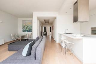 Cet appartement de 2 chambres est situé au 6ème étage du bâtiment De Sinjoor. Vous entrez dans le salon cosy sur parquet. Décoré avec un ensemble...