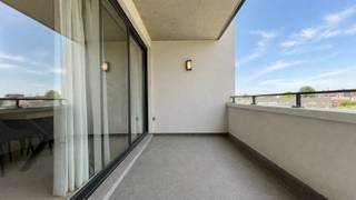 Algemeen<br />Ontdek dit moderne en instapklare appartement in de residentie Park View te Gentbrugge. Dankzij de ligging op fietsafstand van het centrum van Gent combineert deze woning rust, gezelligheid en een uitstekende bereikbaarheid.<br /><br />Indeling <br />We komen het gebouw binnen via de gemeenschappelijk inkomhal. Op de eerste verdieping bevindt zich dit gezellig appartement met een bewoonbare oppervlakte van 84 m². Bij het binnenkomen bevindt zich rechts de leefruimte met open keuken. Dankzij de parketvloer en het grote schuifraam straalt deze ruimte warmte en gezelligheid uit en geniet u van veel lichtinval. Via de leefruimte is er toegang tot het ruime balkon met een praktische buitenberging. De keuken zelf is volledig uitgerust met moderne toestellen waaronder een combi-oven, vaatwasser, keramische kookplaat en koelkast met diepvriesvak. Aansluitend aan de keuken bevindt zich een praktische bergruimte met voldoende plaats voor een wasmachine, droogkast en eventueel een extra koelkast. Er zijn twee slaapkamers evenals een hedendaagse badkamer met inloopdouche en een afzonderlijk toilet. Bovendien is er een privatieve parkeerplaats inclusief en kan je gebruik maken van een gemeenschappelijke fietsenberging. Bezoekers kunnen gemakkelijk parkeren vooraan het gebouw.<br /><br />Troeven<br />* Rustige ligging <br />* Ondergronds autostaanplaats<br />* Gemeenschappelijke fietsenberging<br />* Moderne afwerking<br /><br />Interesse? <br />Neem snel contact op met Magali voor meer informatie of een bezoek ter plaatse.<br /><br />T: 09 493 04 10<br />M: info@gentill.be