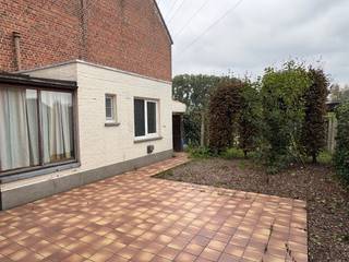Bij het binnenkomen van de woning betreed je de ruime leefruimte met een mooi zicht op de tuin. Aansluitend bevindt zich de keuken, vanwaar...