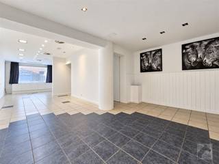 <h1><span>Te renoveren woning met 2 slaapkamers en zuidgerichte tuin in St-Antonius</span></h1><p><span>Ben je op zoek naar een woning die je volledig naar eigen smaak kunt renoveren? Deze gesloten bebouwing ligt in het centrum van St-Antonius, vlak bij winkels, scholen, openbaar vervoer en andere dagelijkse voorzieningen.</span></p><p><span>De woning beschikt over een bewoonbare oppervlakte van 139 m² en staat op een perceel van 260 m².</span></p><p><span>Op het gelijkvloers bevinden zich een ruime voorplaats, een eetplaats, een keuken en een afzonderlijk toilet. De voorste ruimte werd vroeger gebruikt als kapsalon en biedt heel wat oppervlakte.</span></p><p><span>Naast de woning loopt een gangetje waarmee je ook met de fiets gemakkelijk tot achteraan kunt. Hier bevinden zich de koer en de zuidgerichte tuin.</span></p><p><span>Op de verdieping zijn er twee ruime slaapkamers. Eén van de kamers beschikt momenteel over een douche en wastafel.</span></p><p><span>De woning is te renoveren en heeft EPC-label F. De renovatieverplichting is van toepassing.</span></p><p><span> </span></p><p><span>Het eerste bezoekmoment vindt plaats op zaterdag 26 september. Schrijf je via de online agenda in en kies zelf een beschikbaar tijdstip. </span></p>