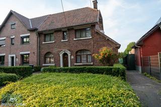 <br />Droom jij van een woning met ruimte, charme én uitbreidingsmogelijkheden?<br />✨ Ontdek dan deze verrassend ruime gezinswoning op een prachtig perceel van 6 are, gelegen in de groene en kindvriendelijke Tuinwijk van Waterschei (Genk).<br />Deze woning straalt potentieel uit van kelder tot zolder! Wat mag je verwachten?<br />🔹 Gelijkvloers: Een gezellige zit- en eetplaats, een functionele keuken, badkamer én een apart toilet.<br />🔹 1ste verdieping: 3 volwaardige slaapkamers, perfect voor het hele gezin.<br />🔹 Zolder: Vlot bereikbaar via een vaste trap en klaar om omgetoverd te worden tot 1 of zelfs 2 extra kamers!<br />🔹 Kelder: Droog, praktisch, met plaats voor een washoek, extra bergruimte én de mazoutketel.<br />🔹 Buitenruimte: Geniet van een ruime tuin met noordelijke oriëntatie, ideaal om te ontspannen op warme dagen. Hier vind je ook een stevig gemetst tuinhuis en niet één, maar twee garages – ideaal voor hobbyisten of gezinnen met meerdere wagens!<br />✅ Troeven op een rijtje:<br />✔️ Overal nieuwe ramen met hoogrendementsglas en PVC-profielen<br />✔️ Gelegen op een supercentrale locatie: vlakbij de winkelstraat van Hoevenzavel, de Stalenstraat, scholen én de E314<br />✔️ Structuur in goede staat, klaar voor jouw persoonlijke afwerking en stijl!<br />🎯 Of je nu op zoek bent naar een instapwoning met ruimte om te groeien, of een solide basis voor een renovatieproject, dit is jouw kans!<br />📍 Adres Steenbeukstraat 6 Tuinwijk Waterschei, Genk<br />📞 Meer info of een bezoek plannen? Bel Baykal 0497/523595 of mail naar info@immo-center.be<br /><br /> 