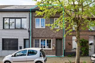 We vinden deze woning in een enkelrichtingsstraat, waardoor het <strong>zeer rustig</strong> vertoeven is. Toch is de woning zeer centraal gelegen met een <strong>vlotte bereikbaarheid</strong> naar de autosnelwegen E19 & A12 Antwerpen-Brussel. Verder zijn er <strong>ruime parkeermogelijkheden</strong> in de straat en omgeving en bevindt u zich op wandelafstand van een school, het openbaar vervoer en enkele lokale winkels. Grootwarenhuizen kan u vinden in de centra van Rumst, Reet of Boom op slechts enkele minuten rijden. Indien u graag van een wandeling in de natuur geniet, bieden het Bos van Terhagen en het jaagpad langsheen de Rupel interessante opties. <br /><br />De woning werd in 2011 volledig <strong>gerenoveerd </strong>en recent werd ook de tweede verdieping helemaal onder handen genomen. Deze woning is volledig instapklaar en beschikt over volgende indeling:<br /><strong>Gelijkvloers</strong>: inkomhal, woonkamer, keuken met lichtkoepel, toilet, technische ruimte met CV-installatie, deels overdekt terras met servitudeweg en ruime tuinberging;<br /><strong>Eerste verdieping</strong>: hal, 2 slaapkamers en badkamer;<br /><strong>Tweede verdieping</strong>: 3e slaapkamer welke nog dient afgewerkt te worden (vloer);<br /><br />Voorts beschikt deze woning over volgende troeven: <strong>EPC-label C, conforme elektrische installatie en asbestveilig</strong>. <br /><br />Maak nu uw afspraak via info@leximmo.be of 03/459.99.99.<br />
