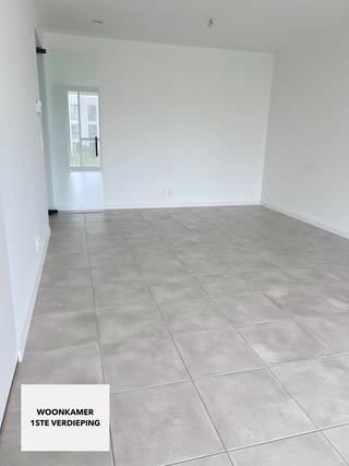 Dit instapklaar nieuwbouwappartement is gelegen op de eerste verdieping van een kleinschalig residentieel gebouw &amp; is uiterst gunstig gelegen op wandelafstand van openbaar vervoer, station &amp; het centrum van Lier.<br /><br />Via de inkomhal betreden we de aangename &amp; ruime woonkamer met veel lichtinval dankzij het grote schuifraam die toegang geeft tot het ruime, <strong>ZUID-GERICHTE </strong>terras. Aansluitend in de woonkamer vinden we de open leefkeuken die volledig uitgerust is met alle toestellen. Voorts vinden we nog een berging (aansluiting voor wasmachine &amp; droogkast), afzonderlijk toilet, badkamer (enkele lavabo &amp; inloopdouche met regendouche en handsproeier) &amp; 2 slaapkamers. Op de gelijkvloerse verdieping is een overdekte autostaanplaats voorzien &amp; in de kelder een kelderberging. Deze beiden zijn <strong>INBEGREPEN</strong> in de huurprijs.<br /><br />Zowel het appartement als de kelder zijn bereikbaar met de lift. Gezien de hoogwaardige afwerking &amp; energiezuinigheid is dit appartement zeker de moeite waard! <br /><br /><strong>BIJZONDERHEDEN:</strong><br /><br />- Centrale, rustige ligging nabij centrum van Lier<br />- Hoogwaardige afwerking<br />- Zeer ruim terras met Z-oriëntatie<br />- Vloerverwarming<br />- Ventilatiesysteem type D<br />-  Zeer energiezuinig (E-peil 18)<br />- 3 zonnepanelen inbegrepen<br />- Autostaanplaats &amp; kelderberging INBEGREPEN IN HUURPRIJS<br /><br /><strong>Beschikbaar vanaf 1 oktober 2026.<br /><br />Voor meer info of een bezoek: info@immobilli.be of +32 473 37 28 40.</strong>