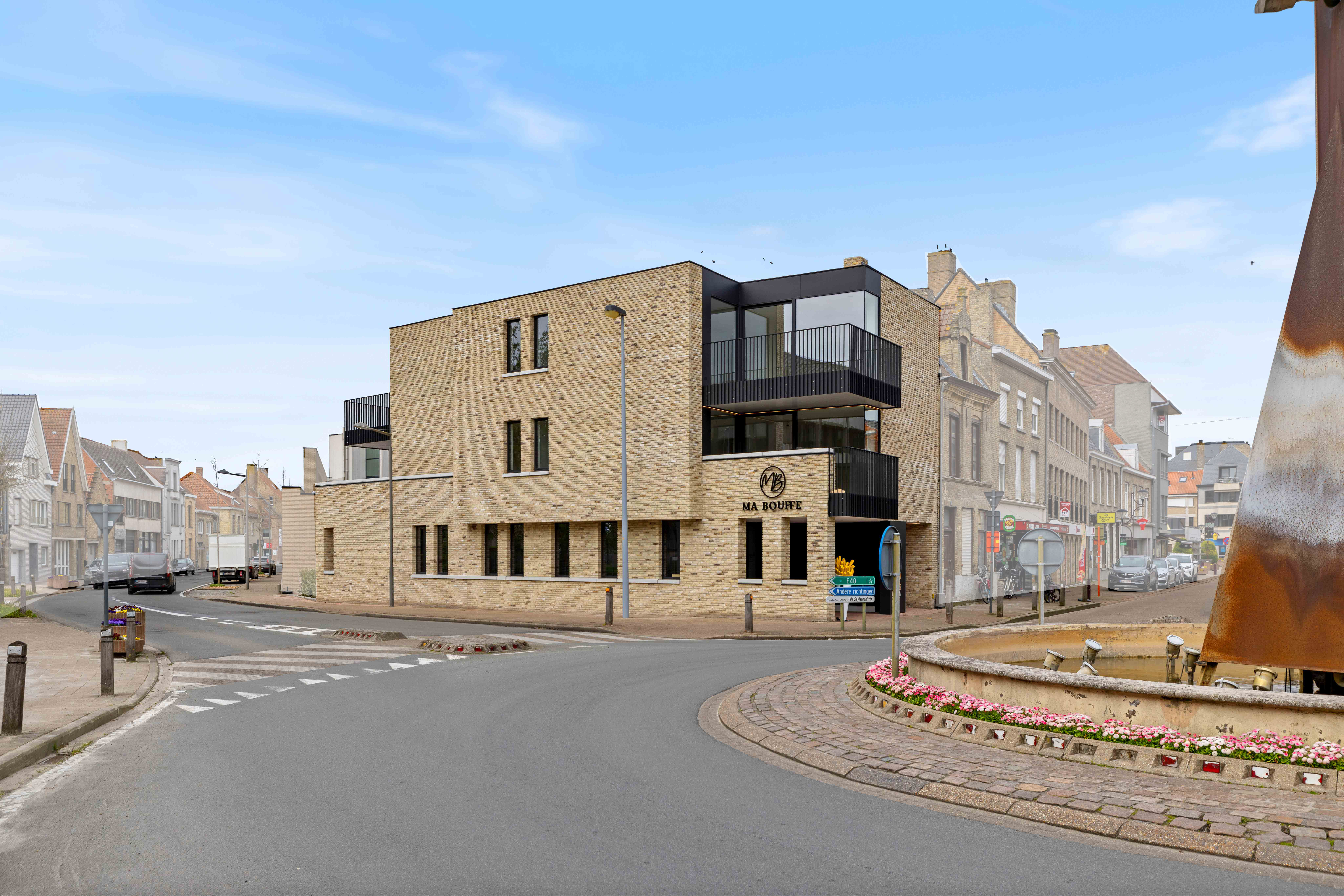 esidentie Zuid 45 omvat vier ruime appartementen, centraal gelegen in Veurne en op wandelafstand van tal van voorzieningen zoals winkels, scholen, het ziekenhuis en het openbaar vervoer.<p><br /></p><p><strong>Indeling volgens plan:</strong></p><p>Inkomhal, berging, lichtrijke leefruimte met volledig ingerichte open keuken en directe toegang tot het terras (9,70 m²).</p><p>Verder beschikt het appartement over een apart toilet, een badkamer en 2 slaapkamers, waarvan één kamer als bureau of kinderkamer kan gebruikt worden.</p><p><br /></p><p><strong>Interesse?</strong></p><p>Contacteer ons via hanne.huyghe@era.be of bel naar 058 31 58 58.</p>