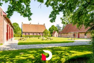 Ontdek de unieke 19de-eeuwse erfgoedsite “Klokhof Loppem”, gelegen in een groene, landelijke oase te Loppem (Zedelgem), en tegelijk uitstekend bereikbaar dankzij de vlotte verbinding naar de kust en het binnenland.<br />Het geheel bevindt zich op een perceel van ca. 18.600 m² (inclusief ruime parking) en omvat een centraal woonhuis (ca. 284 m²), de “Grote Schuur” (ca. 342 m²), de “Kleine Schuur” (ca. 211 m²) en diverse bijgebouwen (samen ca. 110 m²).<br /><br />De hoeve werd oorspronkelijk gebouwd in 1824 en ademt geschiedenis. Begin jaren 2000 onderging de volledige site een grondige restauratie, uitgevoerd met groot respect voor haar beschermd erfgoedkarakter. Sinds 2012 wordt het domein met succes uitgebaat als locatie voor privé-feesten en business meetings, en geniet het een uitstekende reputatie in de Brugse regio.<br /><br />Dankzij de aanwezige infrastructuur en de ruime parking (capaciteit tot ca. 100 wagens) leent deze site zich bij uitstek tot een verdere uitbating als exclusieve eventlocatie voor oa. huwelijken, al biedt het geheel uiteraard ook andere invullingsmogelijkheden en is het ook geschikt voor eigen gebruik.<br /><br />Het domein wordt omgeven door prachtig aangelegde tuinen, diverse groenzones en bloemenperken, en beschikt bovendien over een vijver — een bijzonder kader in een authentieke, landelijke setting.<br /><br />Wenst u meer informatie over deze unieke eigendom, inclusief de huidige exploitatie? Contacteer ons voor een uitgebreid dossier en/of een plaatsbezoek: www.delbecque.immo.