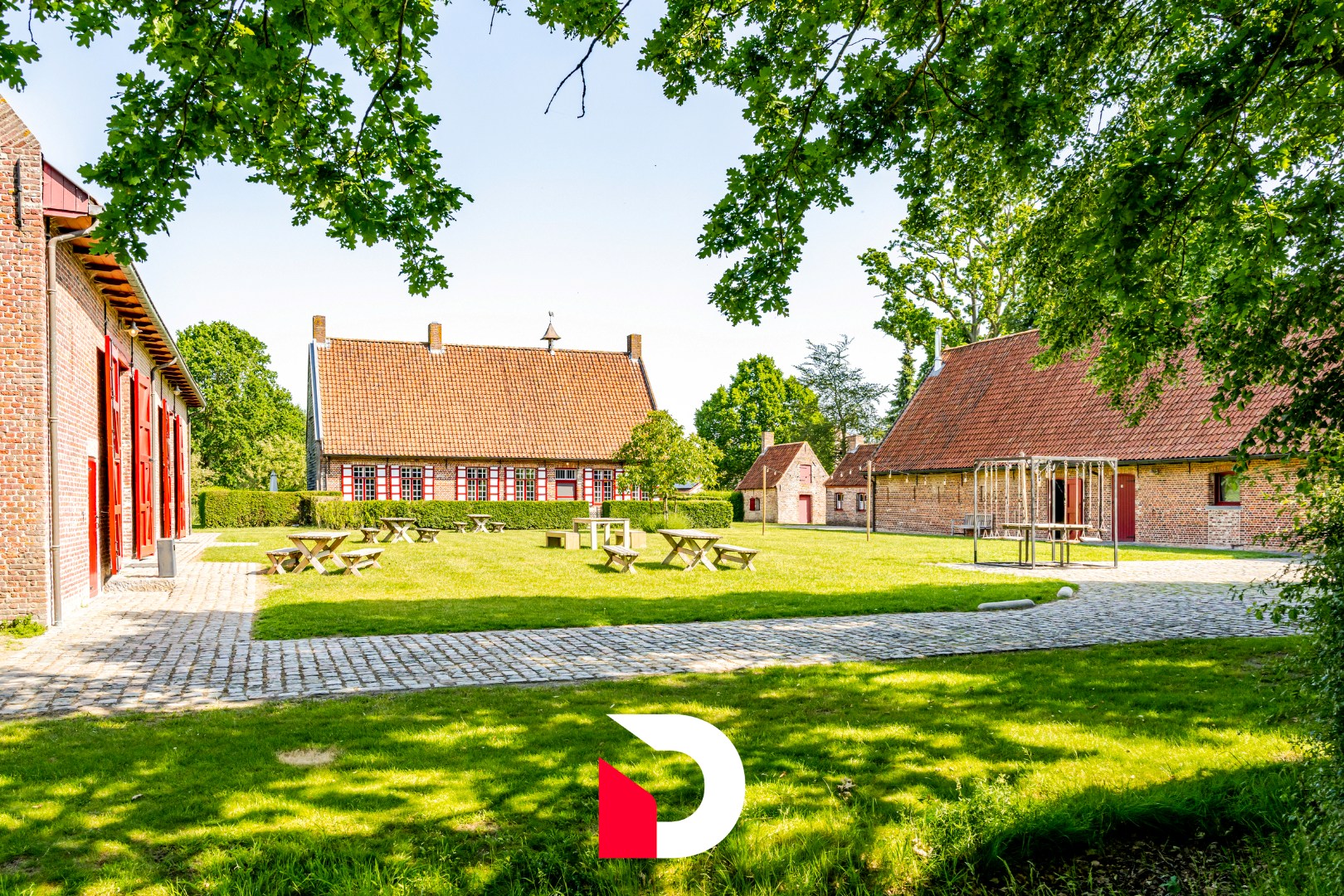 Unieke erfgoedsite “Klokhof Loppem” met uitzonderlijk potentieel in een groene omgeving - foto 1