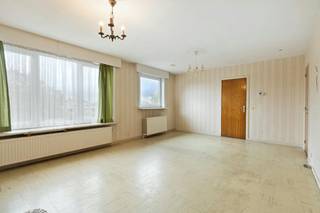 Te koop in Deurne aan de Karel Govaertsstraat 1 - een te renoveren appartement op de 4de en bovenste verdieping van een gebouw met lift! Het appartement te koop hier in Deurne beschikt over een EPC C, mede door de nieuwe verwarmingsketel en de dubbele beglazing.<br />De indeling van het appartement te koop hier in Deurne is als volgt:<br /><br />-ruime inkomhal met apart toilet<br />-woonkamer<br />-keuken<br />-badkamer<br />-slaapkamer 1<br />-slaapkamer 2<br />-kelderberging<br /><br />Het appartement is gelegen op een zeer centrale locatie tussen de Herentalsebaan en de Boekenberglei, vlakbij openbaar vervoer, diverse supermarkten, invalswegen, scholen, etc.<br /><br />TROEVEN:<br />-vernieuwde verwarmingsketel<br />-dubbele beglazing<br />-dak vernieuwd en geïsoleerd <br />-appartement gelegen op de bovenste verdieping met lift<br /><br />Ben jij geïnteresseerd in dit vastgoed te koop in Deurne? Aarzel dan niet om ons te contacteren. Het Dewaele vastgoedkantoor van Deurne aan de Turnhoutsebaan staat graag tot uw dienst. Had u graag een gratis schatting van uw eigendom? bel ons voor een vrijblijvend gesprek op 03/666.66.66 of mail naar deurne@dewaele.com<br /><br />Stedenbouwkundige inlichtingen : in aanvraag<br /><br />EPC Karel Govaertsstraat 1 401 Deurne: 264 kWh / (m²jaar)<br /><br />Bestuursmaatregelen in het maatregelenregister: nee