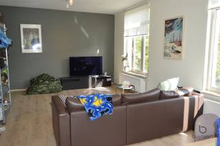 <p><span>Ideaal opbrengsteigendom:</span></p><p><span> </span></p><p><span>Appartement is reeds 5 jaar verhuurd aan 872 euro p/mnd + lage kosten.</span></p><p><span>Rendement van 4.2% op jaarbasis.</span></p><p><span>Renovatie in 2009.</span></p><p><span> </span></p><p><span> </span></p><p><span> </span></p><p><span>Appartement op de 1ste verdieping in een kleinschalig gebouw zonder lift nabij centrum Schoten, openbaar vervoer en scholen. </span></p><p><span>Inkomhal met vestiaireruimte en gastentoilet. Toegang tot de lichte leefruimte (36 m²) met veel raampartijen. </span></p><p><span>Deels open keuken (8.5 m²) met toestellen. Twee ruime slaapkamers (16 m² + 11.5 m²) en één badkamer (8 m²) met douche. </span><span>Apart toilet. </span></p><p><span>Berging waar de aansluiting is voor wasmachine.</span></p><p><span> </span></p><p><span> </span></p><p><span>Troeven:</span></p><p><span> </span></p><p><span>*1 appartement per verdiep.</span></p><p><span>*EPC - B label.</span></p><p><span>*EK conform.</span></p><p><span>*Asbest vrij.</span></p><p><span>*Nabij openbaar vervoer.</span></p><p><span>*Rustig gelegen.</span></p><p><span>*Veel lichtinval.</span></p><p><span>*Hoge rendementsglas.</span></p><p><span> </span></p><p><span>Bel of mail ons voor meer info of een bezoek.</span></p><p><span> </span></p>