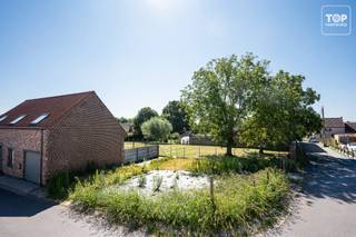 Bent u op zoek naar de ideale locatie om uw eigen woning te bouwen? Dan is deze bouwgrond voor halfopen bebouwing in een aangename en rustige buurt van Herzele zeker een bezoek waard.<br /><br />Met een oppervlakte van 200 m² biedt dit perceel de perfecte basis voor het realiseren van een comfortabele gezinswoning. De rustige, residentiële omgeving combineert een aangename woonkwaliteit met een vlotte bereikbaarheid. Winkels,  openbaar vervoer en belangrijke invalswegen bevinden zich op korte afstand.<br /><br />Deze bouwgrond vormt een uitstekende opportuniteit voor wie zijn droomwoning volledig naar eigen smaak wil realiseren op een aantrekkelijke locatie.<br /><br />Contacteer Top Vastgoed voor een bezoek op 0475 700 700!