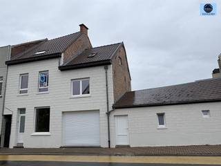 <p><span>PRACHTIGE, RUIME WONING MET 5 SLAAPKAMERS</span></p><p><span>Richtprijs : 289.000 euro</span></p><p><span> </span></p><p><span>Deze prachtige, zeer ruime, woning met 5 grote kamers is uitermate goed gelegen nabij scholen, bushalte en domein De Gavers.</span></p><p><span> </span></p><p><span>Op het gelijkvloerse verdiep is er een living, vernieuwde keuken, toilet, berging, garage met elektrische poort en overdekte koer van +- 11 m².</span></p><p><span> </span></p><p><span>Op de eerste verdieping zijn er heel grote kamers en een vernieuwde badkamer.</span></p><p><span> </span></p><p><span>Op de tweede verdieping zijn er nog 3 kamers.</span></p><p><span> </span></p><p><span>TROEVEN : </span></p><p><span>- 5 kamers</span></p><p><span>- gunstig EPC C</span></p><p><span>- Pvc ramen dubbele beglazing</span></p><p><span>- Elektriciteit conform AREI</span></p><p><span> - Warmtepomp</span></p><p><span>- Garage met elektrische poort</span></p><p><span>- Koertje waar eventueel het dak af kan gedaan worden.</span></p><p><span> </span></p><p><span>TOPPERTJE!!!</span></p><p><span> </span></p><p><span>Voor meer info of bezoek stuur een mail naar <span>sven@svena.be</span></span><span> of bel naar 0475/51.40.73.</span></p><p><span> </span></p><p><span>Stedenbouwkundige inlichtingen in aanvraag!</span></p><p><span> </span></p><p><span>De gegevens zijn louter informatief en wij kunnen niet aansprakelijk gesteld worden voor eventuele onjuistheden.</span></p><p><span>De bewoonbare oppervlakte is slechts indicatief.</span></p><p><span> </span></p>