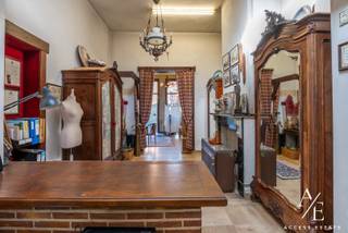 Deze unieke eigendom wordt exclusief te koop aangeboden door Access Estate. <br /><br />BEZOEKDAG ZATERDAG 12 SEPTEMBER VAN 15u tot 17u - OP AFSPRAAK!<br />Maak vandaag nog jouw afspraak via sms of WhatsApp op 0475 92 30 35.<br /><br />BESTEMMINGSWIJZIGING MOGELIJK NAAR EENSGEZINSWONING!<br /><br />In het hart van Wetteren bevindt zich deze karaktervolle woning met een gelijkvloers met een stadstuin én twee volwaardige verdiepingen. De voormalige kleermakerij draagt nog steeds de ziel van ambacht en traditie, wat het pand een uitzonderlijke charme geeft.<br /><br />Indeling:<br />Gelijkvloers:<br />Een uitnodigende (commerciële) ruimte met aansluitend een bureel, atelier, berging/stockage met een directe doorgang naar een sfeervolle stadstuin met fontein. Verder is er een apart toilet en een ruime kelder, ideaal als extra opslag.<br /><br />Eerste verdieping: Statige inkomhal met eiken trap, een lichtrijke woonkamer en een keuken met charme van weleer!<br /><br />Tweede verdieping: Twee comfortabele slaapkamers en een badkamer met toilet.<br /><br />Extra: Privatieve garagebox op wandelafstand (huur).<br /><br />Troeven:<br />- Gelegen in een straat in volle ontwikkeling.<br />- Originele vaste kasten blijven behouden; overige meubels zijn bespreekbaar.<br />- Een bijzonder rijke en tastbare historische achtergrond.<br /><br />Keuringen & aandachtspunten:<br />Elektrische installatie: niet conform – actualisatie vereist.<br />Niet-asbestveilig (vermoeden van leien, mijlpaal 2034).<br />EPC-label F – renovatieverplichting (ramen, deuren, isolatie, verwarming).<br />Mogelijke verbouwpremies via www.mijnverbouwpremie.be.<br /><br />Contacteer Access Estate voor meer informatie!