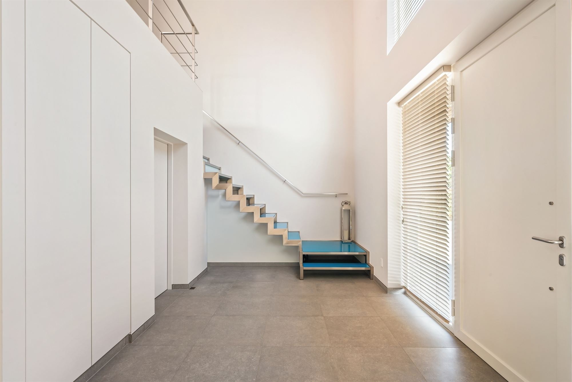 Knappe villa rond een glazen patio met gastenvleugel en 2 liften - foto 4