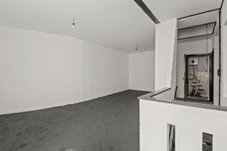 Wees welkom in twintig-zestig-Antwerpen. We blijven het van de daken schreeuwen, 2060 is aan een heuse opmars bezig en daar wordt leuk op ingespeeld door de buurt! Zo kom je om de hoek aan bij "Brandbar" waar je de lekkerste koffie's en vegan lunches nuttigt, voor een culinair hoogstandje kan je dan weer terecht in de verfijnde keuken van "Bistrot du Nord".<br /><br />Om de hoek van het Park Spoor Noord kan je dit magazijn met kantoorruimte en kamers (units) op de gelijkvloer terugvinden. Kom binnen in de grote gemeenschappelijke hal waar je de aparte kamers (voorzien van toilet) en de aparte keuken kan vinden, wanneer je naar achter gaat vind je de ruime magazijn met bureel terug.<br /><br />Kan interessant zijn voor ondernemers, mensen in de bouw, creatievelingen,... <br />Zou je graag zelf eens een kijkje nemen? Neem dan snel contact op via: 03 435 31 33 of info@jamar.immo<br /><br />Troeven: <br />- AREI conform<br />- Centrale ligging <br />- Kantoorruimte<br />- Incl. keuken<br />- Incl. aparte kamers met nutsvoorzieningen