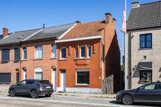 Te renoveren half open bebouwing met tuin te Grembergen.<br />Gelijkvloers : inkomhal, ruime woonkamerkeuken, keuken en badkamer. <br />Eerste verdiep : 2 ruime slaapkamers.<br />de tuin en aparte oprit zijn extra troeven<br />Graag een bezoek brengen aan deze woning? Bellen naar 0471/59 40 43 of mailen naar tom@cornelis-goeman.be
