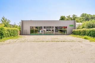Cet immeuble commercial prêt à emménager et isolé industriellement est situé à un endroit prisé et prisé au niveau de la Genkersteenweg 159 à...