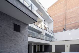 Ce magnifique appartement est situé au cœur de Courtrai, près de la Grote Markt et est équipé de luminaires et d'une panne d'électricité. Disposition :- Entrée avec toilettes invités - cuisine avec îlot de cuisson (un évier et demi, lave-vaisselle, micro-ondes, four, plaque vitrocéramique et réfrigérateur)- espace de vie lumineux- débarras avec évier et raccordement pour machine à laver - salle de bain avec double vasque et douche à l'italienne- 1 chambre avec télévision et connexion Internet - vinaigrette- terrasse spacieuse Dans l'ensemble : - disponible à partir du 01/06/2026- frais généraux 50 euros/mois- box de garage et rangement au sous-sol inclus !- abri à vélos commun- climatisation Intéressé ? Demandez une visite rapide sur www.dewaele.com !