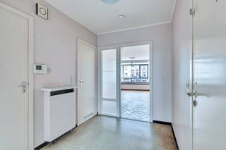 <p>In het bruisende centrum van Deinze op wandelafstand winkels, theater, scholen, openbaar vervoer,… op een boogscheut van belangrijke invalswegen kan u dit mooie appartement vinden. Het gebouw bestaat uit 3 verdiepingen en het appartement 83m² bewoonbare oppervlakte bevindt zich op de tweede verdieping. </p><p></p><p>U betreedt het appartement via de centrale inkomhal. In de lichtrijke woonkamer is een authentieke parketvloer aanwezig. </p><p>De keuken is voorzien van kookplaat, dampkap, oven en een vaatwasmachine. Aangrenzend is er een balkon. </p><p>De badkamer beschikt over een ligbad en een lavabomeubel. Aanpalend vind u een apart toilet. </p><p>Aan de achterzijde van het gebouw bevinden zich 2 volwaardige slaapkamers. </p><p></p><p>In de kelderverdieping is er een praktische berging aanwezig. Het appartement beschikt eveneens over een overdekte, afgesloten autostaanplaats. Verplicht bij te kopen € 17.000.</p>